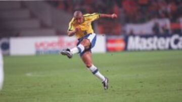 Roberto Carlos durante un partido en su etapa con la 'canarinha'.