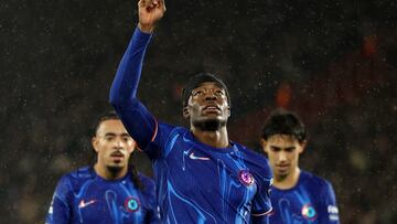 Chelsea continued their positive run with an easy win over a gutless Southampton.
