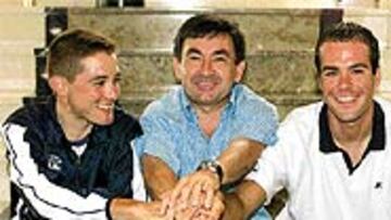 <B>EL TRIDENTE DEL KELME</B>. Óscar Sevilla (izquierda), junto a Vicente Belda, director del equipo, y su compañero Aitor González, segundo clasificado en la general.