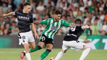 Sevilla, 25/04/2023.- El delantero del Betis, Ayoce Pérez (c), intenta superar a los jugadores de la Real Sociedad, Andoni Gorosabel (i) e Igor Zubeldia, durante el encuentro correspondiente a la jornada 31 de primera división disputado hoy martes en el estadio Benito Villamarín, en Sevilla. EFE/José Manuel Vidal.