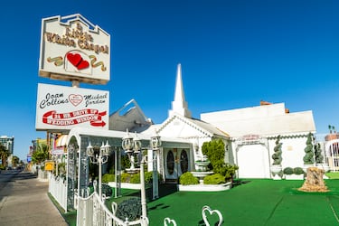Se estima que en Las Vegas se realizan más de 300 bodas al día. En la década de 1930 se simplificaron los requisitos de licencia matrimonial.