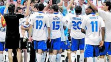 Los jugadores de Zaragoza celebran el ascenso con su público.