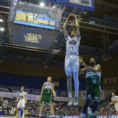 El Unicaja gana al Obradoiro el partido de nunca acabar