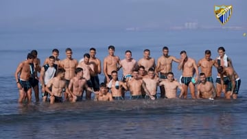 Los jugadores del Málaga en la playa de El Palo.