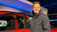 Santiago Arias y la plantilla del Atlético reciben autos nuevos