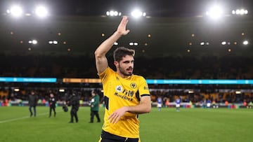 Pedro Neto, jugador del Wolverhampton, saluda a los aficionados al término del partido de Premier League ante el Leicester City.
