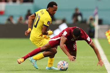 Pedro Miguel e Ibarra chocan en la banda. 