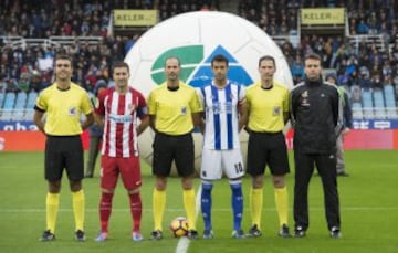 Los capitanes, Gabi y Xabi Prieto, junto a los árbitros del partido. The captains, Gabi and Xabi Prieto with the game' referees.