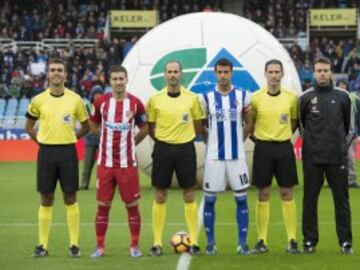 Los capitanes, Gabi y Xabi Prieto, junto a los árbitros del partido. The captains, Gabi and Xabi Prieto with the game' referees.
