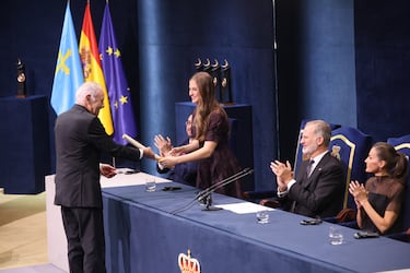 Eduardo Mendoza, Premio Princesa de Asturias de las Letras 2025,recibe el galardón durante la ceremonia de los Premios Princesa de Asturias 2025.
