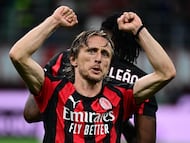 AC Milan's Croatian midfielder #14 Luka Modric celebrates his team's victory at the end of the Italian Serie A football match between AC Milan and SSC Napoli at San Siro stadium in Milan, northern Italy, on September 28, 2025. (Photo by Piero CRUCIATTI / AFP)