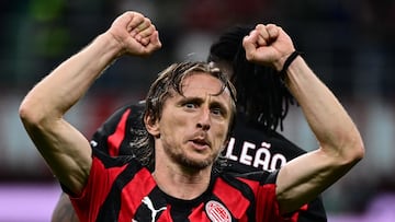 AC Milan's Croatian midfielder #14 Luka Modric celebrates his team's victory at the end of the Italian Serie A football match between AC Milan and SSC Napoli at San Siro stadium in Milan, northern Italy, on September 28, 2025. (Photo by Piero CRUCIATTI / AFP)