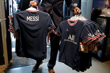 Numerosos aficionados del Paris Saint-Germain se han agolpado en la puerta de la tienda oficial del estadio para conseguir una camiseta del astro argentino.