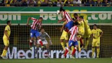 GOL SALVADOR. Falcao, en el momento de rematar a la red en el partido de la última jornada ante el Villarreal que salvó al Granada.