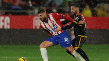 Girona's Spanish midfielder #05 David Lopez (L) fights for the ball with Rayo Vallecano's Spanish midfielder #17 Unai Lopez during the Spanish league football match between Girona FC and Rayo Vallecano de Madrid at the Montilivi stadium in Girona on February 26, 2024. (Photo by LLUIS GENE / AFP)
