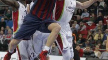 Kostas Papanikolaou, ante Andr&eacute;s Nocioni en el Laboral Kutxa-Baskonia del pasado jueves.