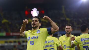 Henry Martin festeja un gol con el América.