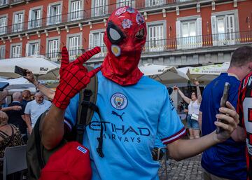'El Spiderman de Manchester' en la Plaza Mayor de Madrid antes del inicio del encuentro. 