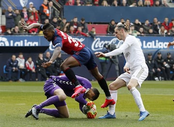 El jugador del Osasuna, Estupiñán, protege el balón ante el jugador del Real Madrid, Bale. 