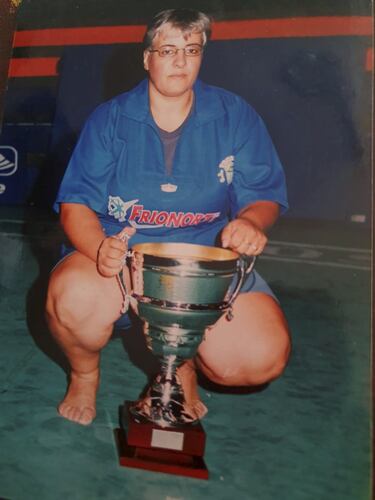 Ana Molina Carballo (El Paso, 1966) es la gran referencia en La Palma de la lucha femenina. Se inició en la brega a los trece años en Las Manchas. Primero compitió en luchas benéficas y luego ya en liga federada. Hasta los 36 años luchó en el club palmero Tenercina y luego fichó por el Santa Rita de Gran Canaria. Fue la primera mujer en hacer doblete al ganar en el mismo año el Campeonato por categorías y el Campeonato por pesos. Los que la vieron en el terrero recuerdan luchas en las que predominaba su poderío, la tronchada y el toque para atrás. Tras la retirada se ha dedicado también a la lucha como monitora, técnico medio y árbitro. Actualmente está vinculada con el Tenercina, el único club femenino de lucha canaria en la isla.