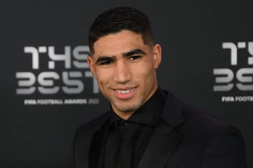 Achraf Hakimi, defensor de Marruecos y Paris Saint-Germain, posando a su llegada a la ceremonia de los Premios The Best.
