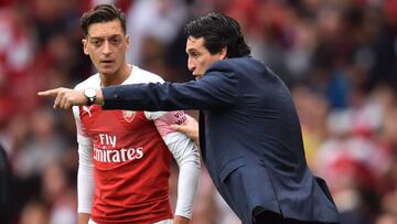 Emery da indicaciones a Mesut Özil durante el transcurso de una partido.
