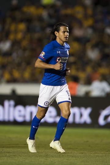 Un defensa que va bien en el juego aéreo y de los pocos en el Cruz Azul que sienten de verdad la camiseta.