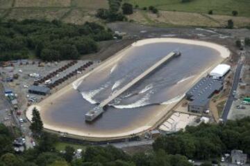 Lago artificial en el norte de Gales para practicar surf.