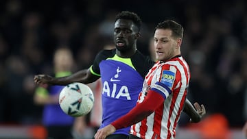 Davinson Sánchez en un partido de Tottenham en la FA Cup.