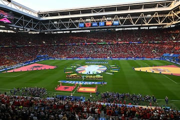 Las selecciones nacionales de Albania y España posan en el césped estadio Merkur Spielarena en Düsseldorf.