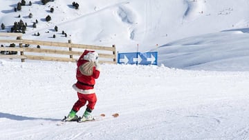 Santa Claus, a los esqu&iacute;s, desciende por una de las pistas de la estaci&oacute;n de esqu&iacute; de Cerler (Grupo Aramon) en Huesca, pirinero aragon&eacute;s.