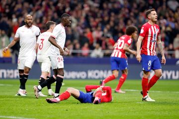 Antoine Griezmann en el momento del impacto su pie de apoyo resbala y manda el balón a las nubes.