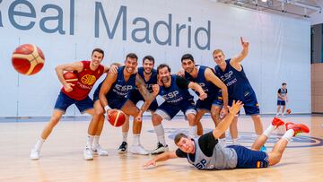 Arostegui, Willy Hernangómez, Abrines, Llull, Aldama y Díaz, con Parra por el suelo, posan tras ganar el concurso de cada entrenamiento.