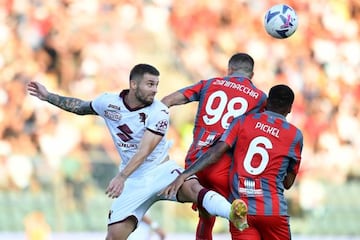 CREMONA, ITALY - AUGUST 27: Karol Linetty of Torino FC jump for the ball during the Serie A match between US Cremonese and Torino FC at Stadio Giovanni Zini on August 27, 2022 in Cremona, Italy. (Photo by Alessandro Sabattini/Getty Images)