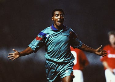Romario sólo jugó 167 partidos en Europa repartidos entre PSV, Barcelona y Valencia. Con los azulgrana llegó a la final de la Champions en 1994, pero el Milan arrolló y salió campeón. En 32 partidos en Liga de Campeones marcó 20 goles y dio una asistencia.

Romario sólo jugó 167 partidos en Europa repartidos entre PSV, Barcelona y Valencia. Con los azulgrana llegó a la final de la Champions en 1994, pero el Milan arrolló y salió campeón. En 32 partidos en Liga de Campeones marcó 20 goles y dio una asistencia.

O Baixinho es reconocido como un gran goleador y así lo demuestra su palmarés con un Mundial, dos Copa América y una Copa Confederaciones con Brasil. A los que hay que sumar la Liga ganada con el Barcelona, las tres ligas y copas con el PSV y la Supercopa de Holanda con los de Eindhoven.
