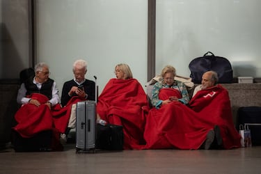 Decenas de personas esperan en la estación de Atocha-Almudena Grandes, a 29 de abril de 2025, en Madrid (España).