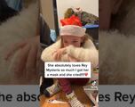 Regalan máscara de Rey Mysterio a niña y esta se suelta a llorar
