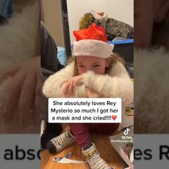Regalan máscara de Rey Mysterio a niña y esta se suelta a llorar