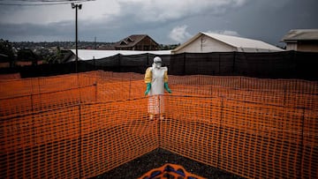 (FILES) In this file photo taken on November 07, 2018 A health worker waits to handle a new unconfirmed Ebola patient at a newly build MSF (Doctors Without Borders) supported Ebola treatment centre (ETC) in Bunia, Democratic Republic of the Congo. - Democ