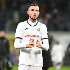 Aseguran que Zeno Debast es objetivo prioritario para el Villarreal