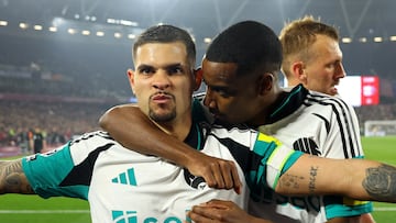 Soccer Football - Premier League - West Ham United v Newcastle United - London Stadium, London, Britain - March 10, 2025 Newcastle United's Bruno Guimaraes celebrates scoring their first goal with Alexander Isak REUTERS/Toby Melville EDITORIAL USE ONLY. NO USE WITH UNAUTHORIZED AUDIO, VIDEO, DATA, FIXTURE LISTS, CLUB/LEAGUE LOGOS OR 'LIVE' SERVICES. ONLINE IN-MATCH USE LIMITED TO 120 IMAGES, NO VIDEO EMULATION. NO USE IN BETTING, GAMES OR SINGLE CLUB/LEAGUE/PLAYER PUBLICATIONS. PLEASE CONTACT YOUR ACCOUNT REPRESENTATIVE FOR FURTHER DETAILS..