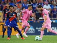 Lionel Messi a punto de realizar un pase ante la atenta mirada de Evander da Silva en un partido entre FC Cincinnati vs Inter Miami, por la MLS 2025. Jeff Dean/Getty Images/AFP (Photo by Jeff Dean / GETTY IMAGES NORTH AMERICA / Getty Images via AFP)