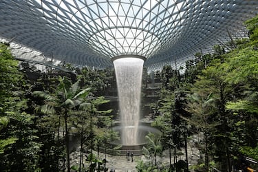El aeropuerto de Singapur se define a sí mismo como “más que un aeropuerto”, y razón no le falta. Este cuenta con un jardín de mariposas, una piscina en la azotea, un cine gratuito, toboganes de tres pisos de altura, un museo de arte y mucho más. Recientemente fue ampliado con un espacio llamado La Joya, el cual alberga un jardín tropical con un salto de agua de cuarenta metros de altura.