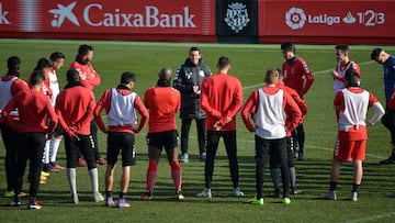 Juan Merino da instrucciones a los jugadores del N&aacute;stic de Tarragona durante un entrenamiento.