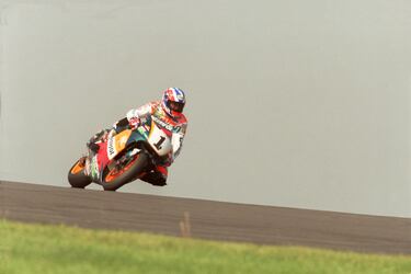 Camino a su primer Mundial en 1992, el australiano sufrió una de las lesiones más graves que se recuerdan en la historia de la máxima categoría. Ganó las cuatro primeras carreras de manera consecutiva y, cuando era líder a falta de seis grandes premios, con 53 puntos de ventaja, se partió la tibia en un accidente durante la carrera en Assen. El piloto de Honda, a sus 27 años, estuvo a punto de ver el punto final de su carrera. Casi pierde la pierna, pero pudo volver al Mundial al año siguiente. Tras su accidente, Doohan ganó seis carreras consecutivas en Mugello, desde ese mismo años hasta 1998. Consiguió cinco mundiales, todos consecutivos, desde 1994 hasta 1998.