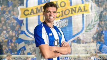 El central portugués del Oporto, Pepe, en su presentación.