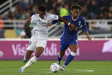 El defensor francés del Real Madrid, Aurelien Tchouameni, es marcado por el mediocampista peruano de Hilal, Andre Carrillo, durante el partido de fútbol final de la Copa Mundial de Clubes.