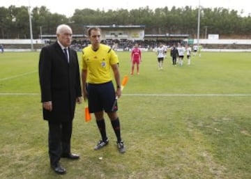 Se ha rotó, hay que buscar un árbitro., le comunicó el colegiado Sánchez Aparicio al delegado del Tudelano, Andrés Osta. Dicho y hecho, la megafonía del estadio rogó que si había algún colegiado en las gradas se acercase a los vestuarios.