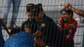 Policía interviene en la trifulca.