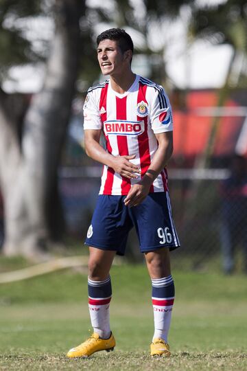 La joya que dejó ir Chivas y por la que seguramente no dejan de arrepentirse. El juvenil es canterano del Rebaño, pero al no encontrarle acomodo en el equipo, lo prestaron a Pachuca. Cuando el joven despegó con los Tuzos, Guadalajara quiso rehacerse con él, pero Guzmán ya tenía firme la idea de mantenerse con los hidalguenses. Actualmente es de los jugadores con mayor proyección en ataque del Fútbol Mexicano.